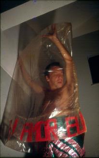 Hélio Oiticica. B52 Bólide saco 4 “Teu amor eu guardo aqui” (B52 Fireball Sack 4 “I keep your love here”), 1966–67.
