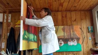 Beatriz González in her studio painting the designs for the "War and Peace" curtains, 2020. Photo by Natalia Gutiérrez.